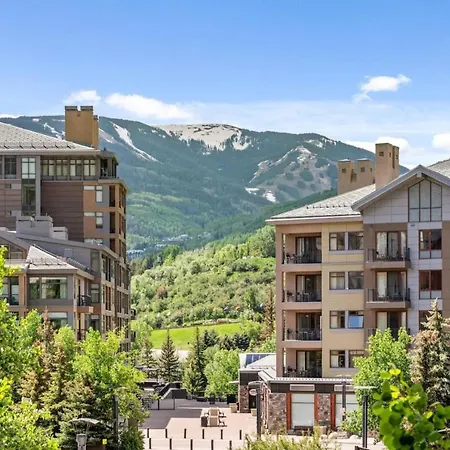 Perfectly Located 2 Minute Walk Lift Downtown Avon Apartment